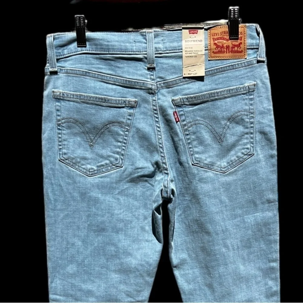 🌻NEW (w/tags) Levi's Light Wash Boyfriend Jeans Women's Size 4 or 27